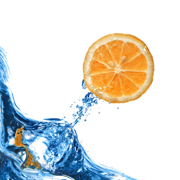 Naranja fresco vuela fuera de agua azul aislado en blanco
 - Foto, imagen