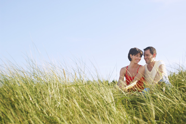 Couple assis dans l'herbe haute
 - Photo, image