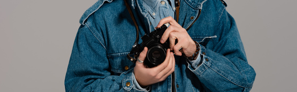 panoramiczne ujęcie mężczyzny w dżinsowej kurtce z cyfrowym aparatem odizolowanym na szaro - Zdjęcie, obraz