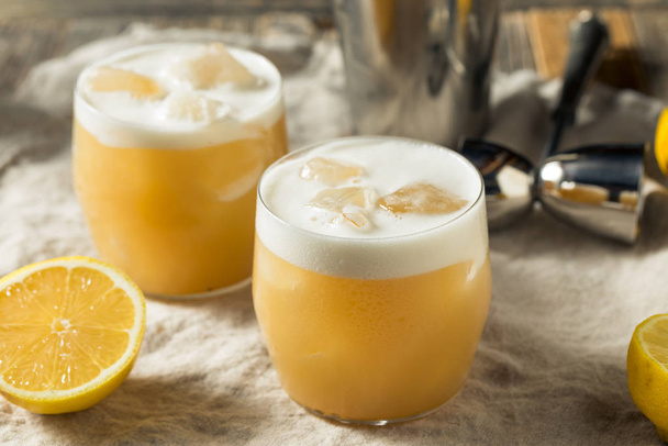 Alcoholic Tequila Lemon Sour Cocktail - Фото, изображение