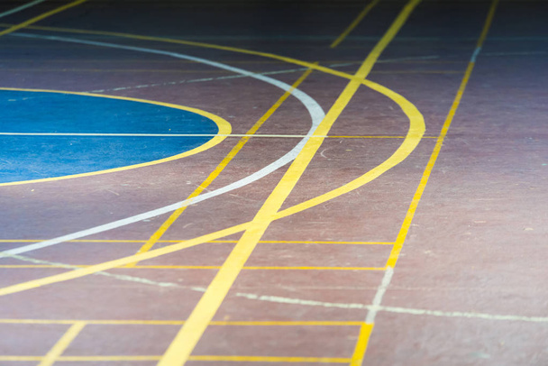 スポーツホールの規制マーク付きの床 - 写真・画像