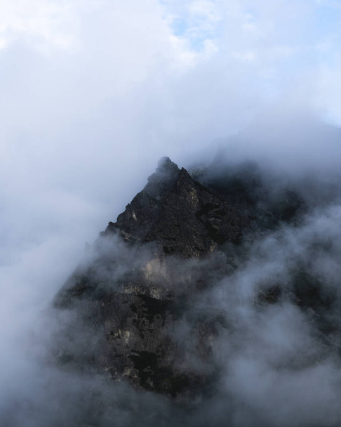 Misty κορυφή σε όρη Τάτρα Σλοβακία - Φωτογραφία, εικόνα