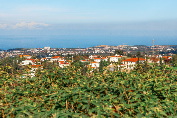 Κύπρος, Κερύνεια. Άποψη της θάλασσας και του νησιού από το χωριό Μπελαπαί. - Φωτογραφία, εικόνα