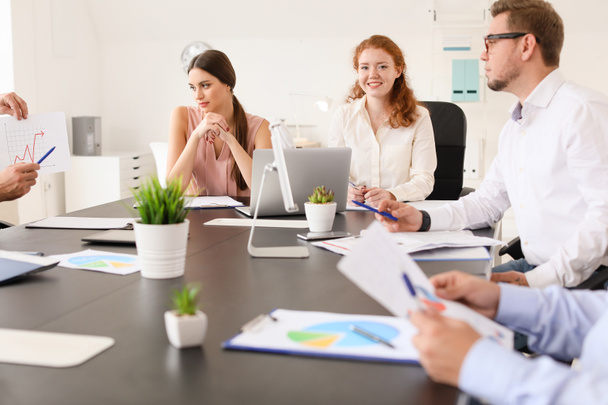 Gruppe von Geschäftsleuten während eines Treffens im Büro - Foto, Bild