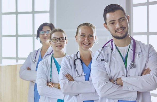 uśmiechający się zespół lekarzy i pielęgniarek w szpitalu - Zdjęcie, obraz