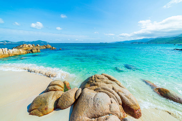 Upea trooppinen ranta turkoosi läpinäkyvä vesi ainutlaatuinen kivi lohkareita, Cam Ranh Nha Trang Vietnam kaakkoisrannikolla matkakohde, autiomaa ranta ei ihmisiä kirkas sininen taivas - Valokuva, kuva
