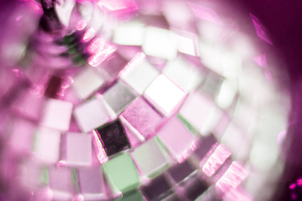 Růžový zrcadlový disco míč. Detailní záběr. selektivní zaměření - Fotografie, Obrázek