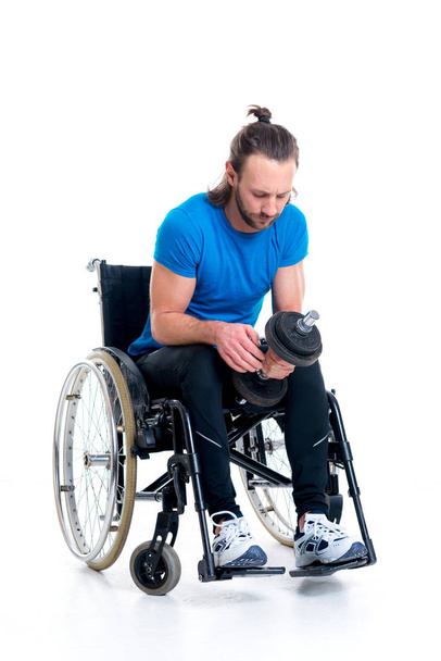 joven discapacitado en silla de ruedas tren con barra-campana
 - Foto, Imagen