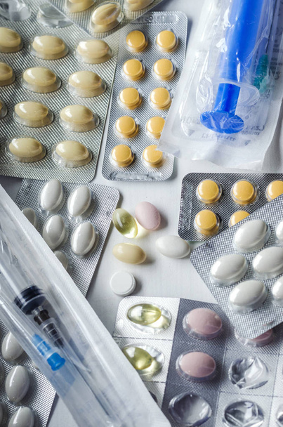 Pilha de muitas pílulas diferentes
 - Foto, Imagem