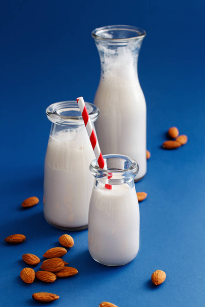 ビーガンアーモンドミルク,非乳製品代替ミルク - 写真・画像