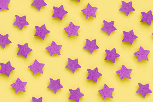 rosa Sterne auf gelbem Hintergrund, Platz für Text. rosa Kekse. Kopierraum. Attrappe - Foto, Bild