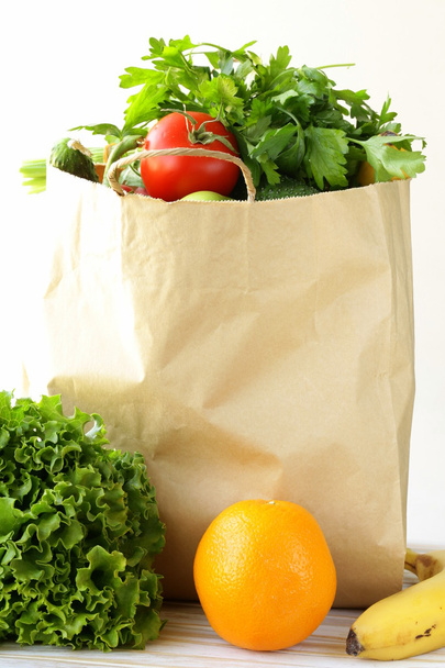 Набор различных удобных продуктов питания (овощи фрукты) в бумажном пакете
 - Фото, изображение