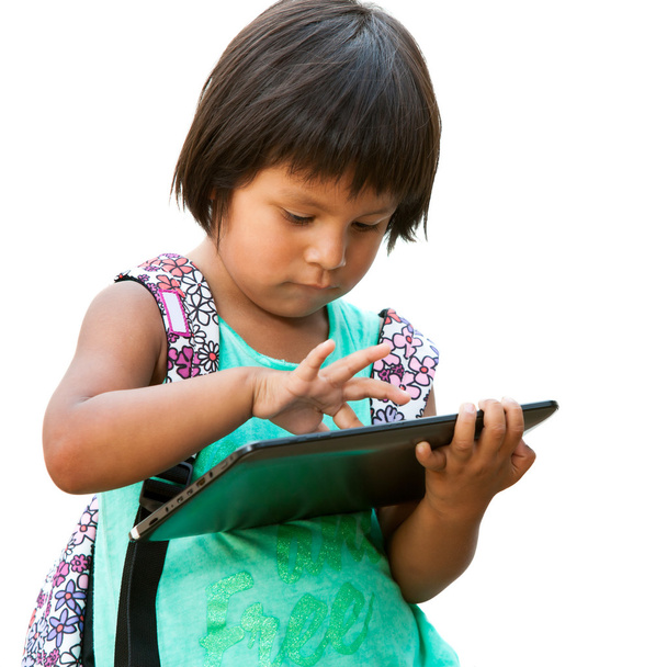 χαριτωμένο κορίτσι αυτόχθονα αμερικάνικες πληκτρολογώντας στο tablet. - Φωτογραφία, εικόνα