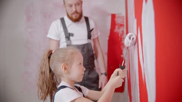 Тато вчить свою маленьку доньку правильно малювати стіни. - Кадри, відео