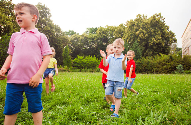 Children playing games in a park in summer time. - Fotoğraf, Görsel