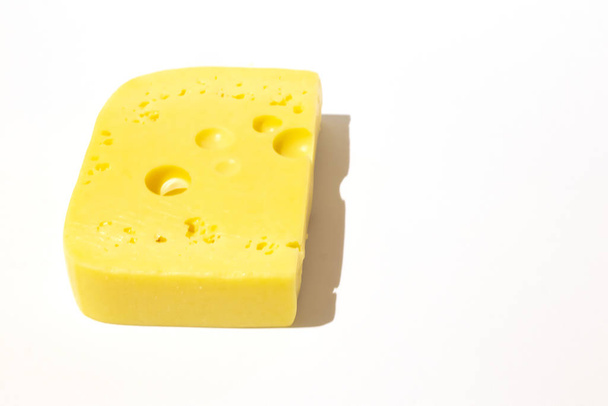 pedaço de queijo em um fundo isolado branco
 - Foto, Imagem