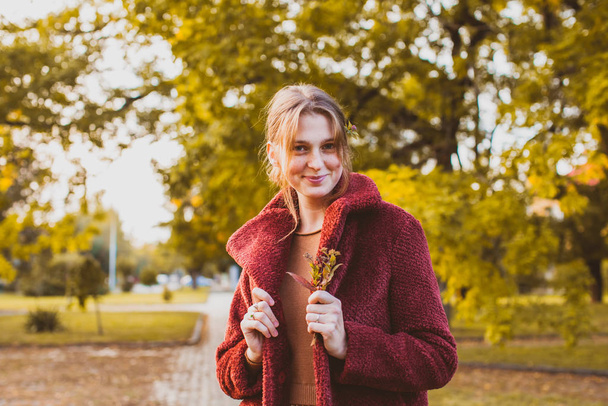 Portrait of girl in a burgundy coat - Foto, Imagem