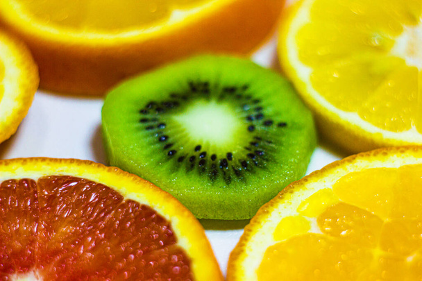 zaftos színes gyümölcsök az asztalon - Fotó, kép
