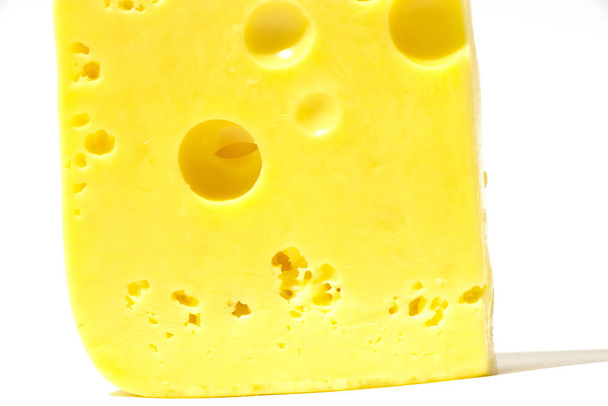 pedaço de queijo em um fundo isolado branco
 - Foto, Imagem