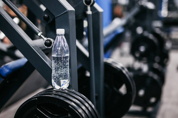 mineral water in the gym on the bar - Foto, Bild