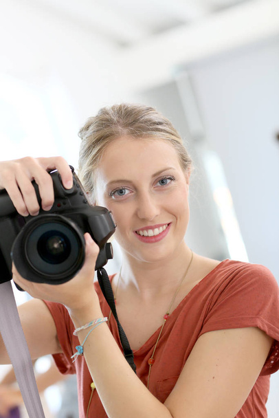 Cheerful young woman in photography training class - Foto, imagen