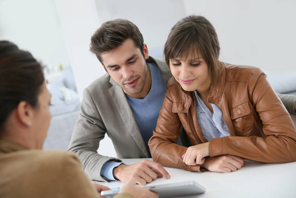 Young couple meeting real estate agent - Foto, afbeelding