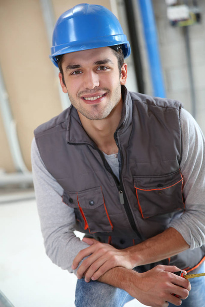 joven trabajador de la construcción in situ
 - Foto, Imagen