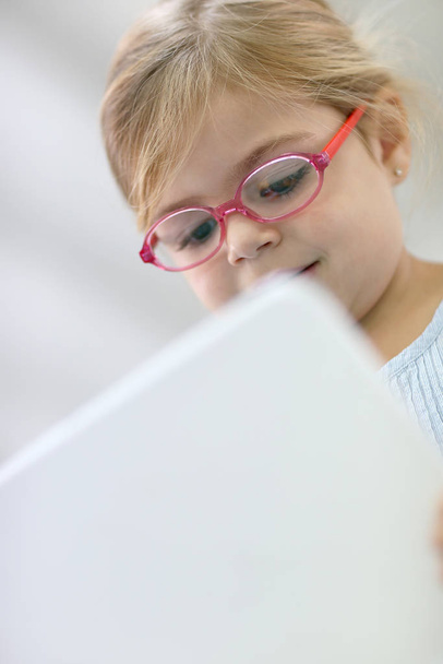 Cute little girl playing with digital tablet - Zdjęcie, obraz