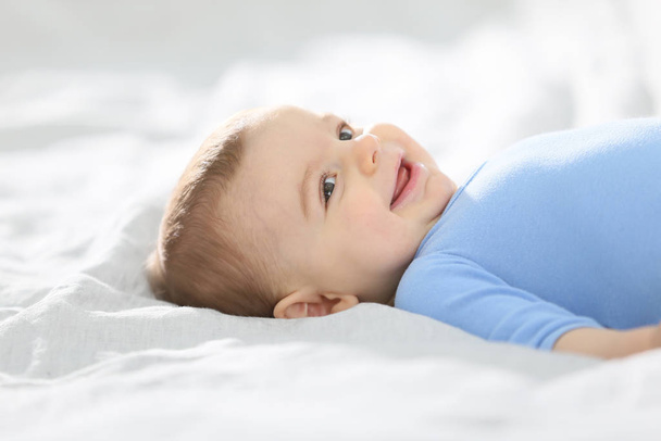 8-month-old baby boy laying on bed - Foto, Bild