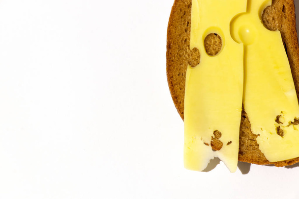pan marrón con queso sobre un fondo blanco
 - Foto, imagen