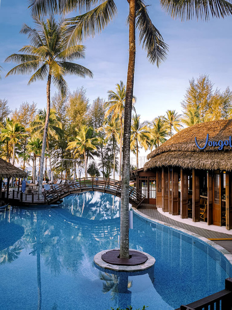 Luxus üdülőhely napnyugtakor az óceán Thaiföldön - Fotó, kép