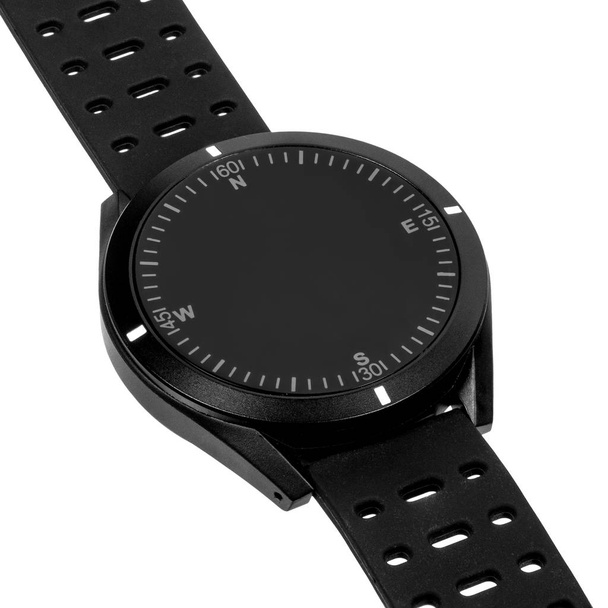 drahtlose Smartwatch im runden mattschwarzen Gehäuse mit Ziffern auf dem Display und Silikonarmband  - Foto, Bild