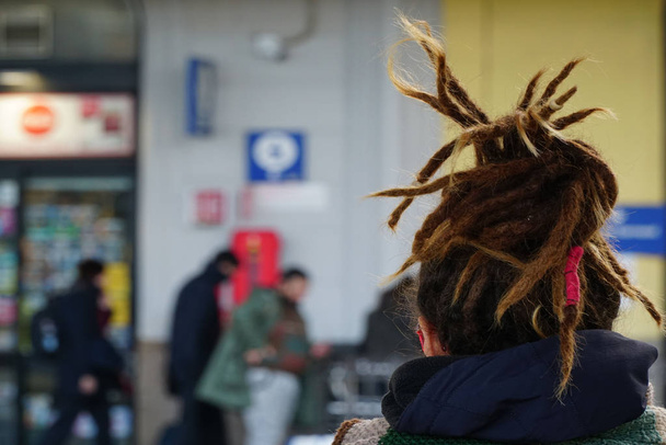 közelkép vezetője egy nő van Rastafarian frizura - Fotó, kép