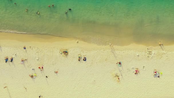 カタノイビーチの美しい水。ドローン4kカタ・ノイビーチの眺め、プーケット、タイ。空気中の人々 1つのビーチ - 映像、動画