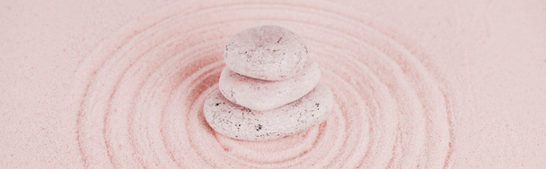 Panoramaaufnahme von Zen-Steinen auf rosa Sand mit Kreisen - Foto, Bild