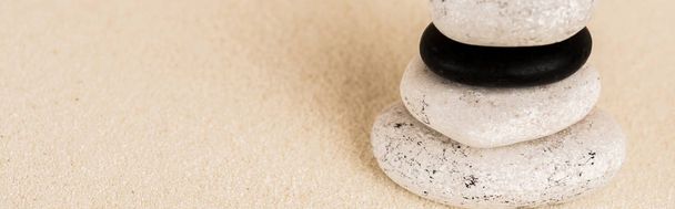 Panoramaaufnahme von Zen-Steinen auf Sandoberfläche mit Kopierraum - Foto, Bild