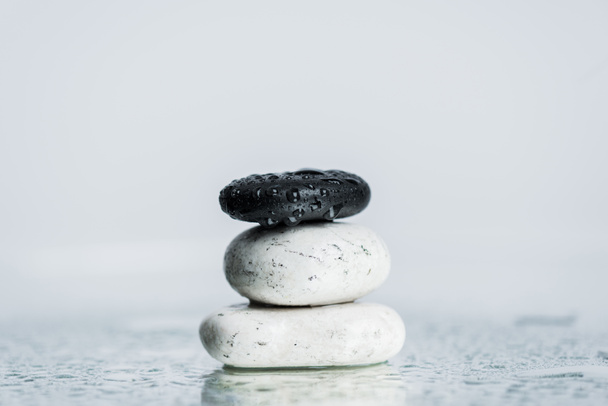 Nedves zen kövek üvegen, szürkén izolált vízcseppekkel  - Fotó, kép
