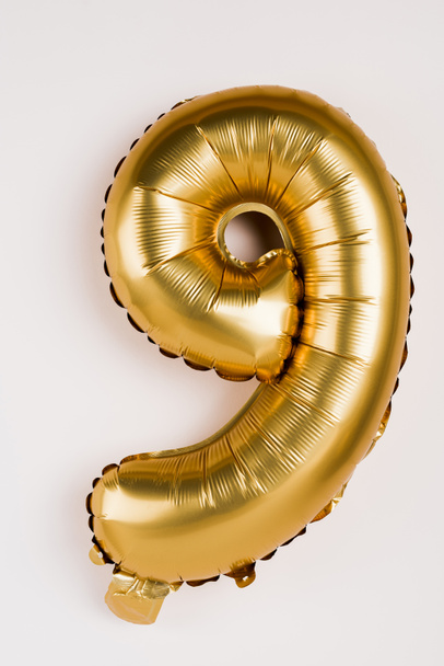 Balon dekoracyjny w kształcie dziewięciu cyfr na szarym tle - Zdjęcie, obraz