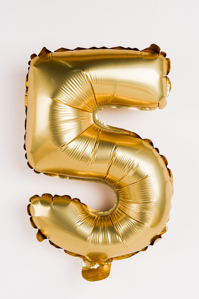Globo dorado en forma de cinco números sobre fondo gris
 - Foto, Imagen