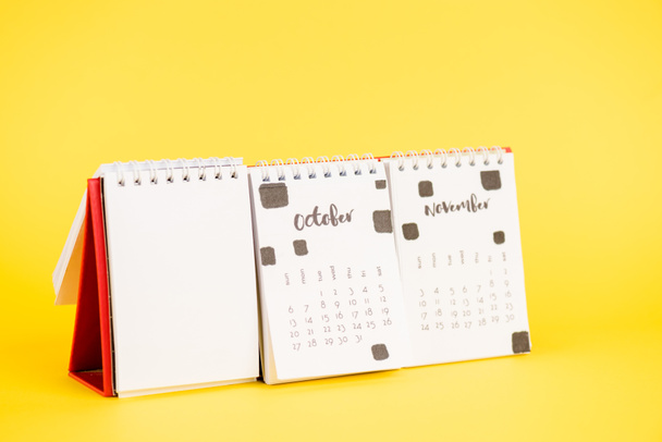 Calendrier papier avec blanc vide, octobre et mois d'aujourd'hui sur fond jaune
 - Photo, image