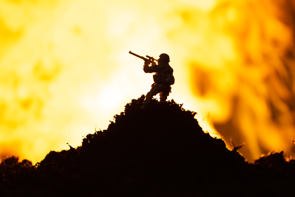 Taistelu kohtaus lelu soturi taistelukentällä ja tulipalo taustalla
 - Valokuva, kuva