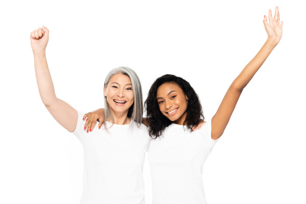 sonrientes mujeres multiculturales celebrando triunfo aisladas en blanco
  - Foto, imagen