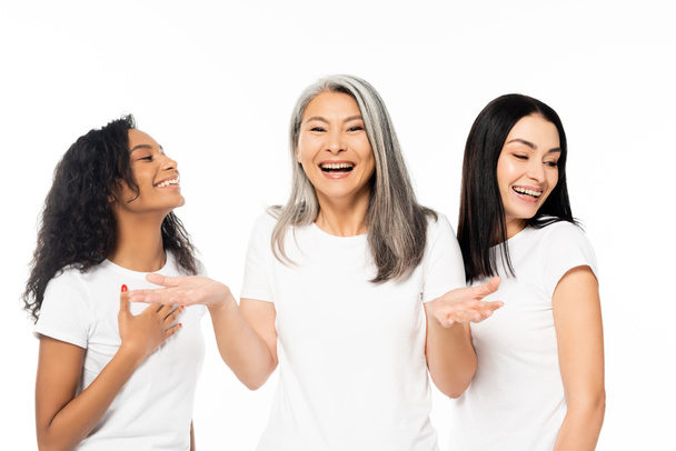 émotionnelle multiculturelle femmes souriant isolé sur blanc
  - Photo, image
