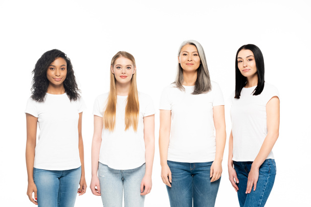 gelukkig multiculturele vrouwen in spijkerbroek geïsoleerd op wit  - Foto, afbeelding