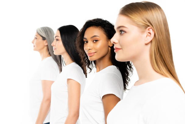 enfoque selectivo de las mujeres multiculturales en camisetas blancas aisladas en blanco
  - Foto, Imagen