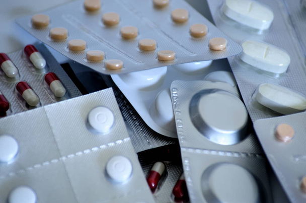 Різні пачки ліків в таблетках і таблетках
 - Фото, зображення