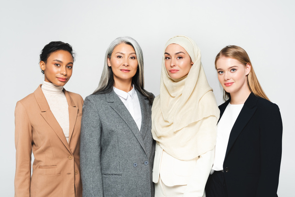красивые мультикультурные деловые женщины, смотрящие в камеру, изолированную на белом
  - Фото, изображение