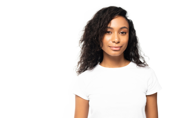 sorridente donna afroamericana in t-shirt bianca guardando la fotocamera isolata su bianco
  - Foto, immagini