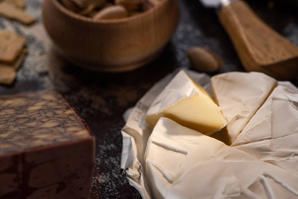 zblízka pohled na lahodný krájený sýr brie - Fotografie, Obrázek