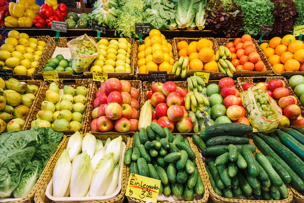 Mercado de frutas y hortalizas. Muchas frutas y verduras frescas diferentes
. - Foto, Imagen
